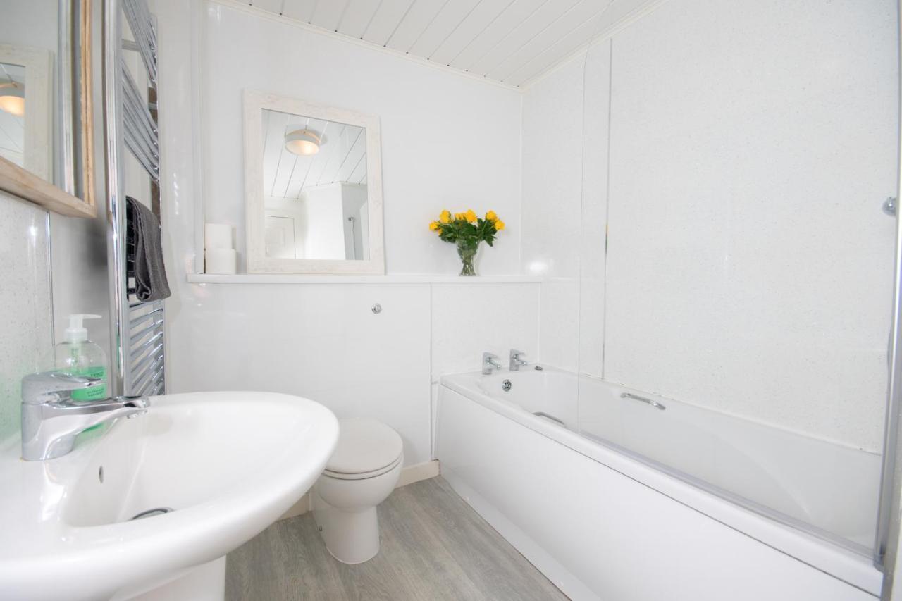 Dwellcome Home Ltd 2 King Beds West End Apt, Half Mile To Union Street Yet Quiet, Free Allocated Parking Space At Rear Entrance & Fast Wifi, Ideal For Long Term Contractor, Corporate, Etc Stays, Regular Housekeeping Option - See Our Site For Assuranc アバディーン エクステリア 写真